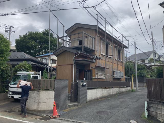 木造2階建て解体工事(神奈川県横浜市港南区上永谷)工事前の様子です。